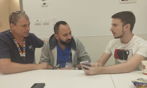 תלמיד אורט ק.טבעון מציג אפליקציה שפיתח לניטור והפחתת כאב בפני מנהל מח’ אורטופדית באסותא אשדוד