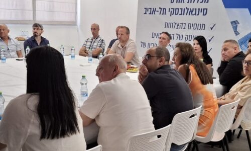 מנכ”ל אורט, רז פרויליך, מתרשם מפעילות המחלקות וההישגים במכללת אורט סינגאלובסקי ת”א