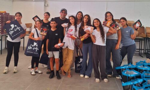 לקראת ראש השנה – סטודנטים ותלמידים מאורט מתנדבים בהכנת סלי מזון לנזקקים