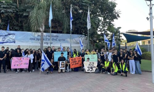 יום ההליכה הבינלאומי באורט בסימן אירועי ה-7.10 הוקדש להזדהות עם החטופים והנצחת הנופלים