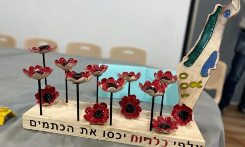 מבן גוריון ועד חרבות ברזל – תלמידי אורט מרגשים בייצור חנוכיות בעלות משמעות של תקווה וגבורה