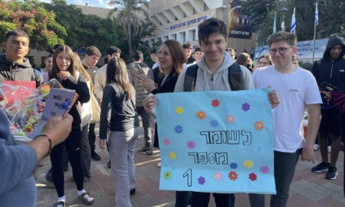 יום השומר – מצדיעים למאבטחי בתי הספר שבשגרה ובחירום, בקיץ ובחורף, הם שם!