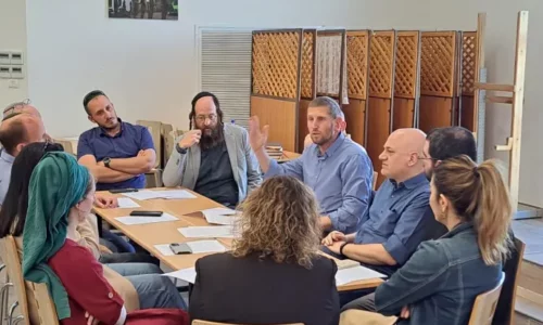 מיזם ‘מחליפים מילה’ לקירוב לבבות בין דתיים וחילוניים