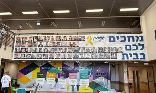 בתי הספר של אורט מציינים 700 ימים למלחמה: מתפללים ומחכים לנמרוד, למתן, לאיתי ולכל החטופים