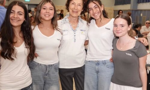 מחוברים בלב – תלמידי אורט מחבקים את בני הגיל השלישי ומקבלים איתם את פני השנה החדשה