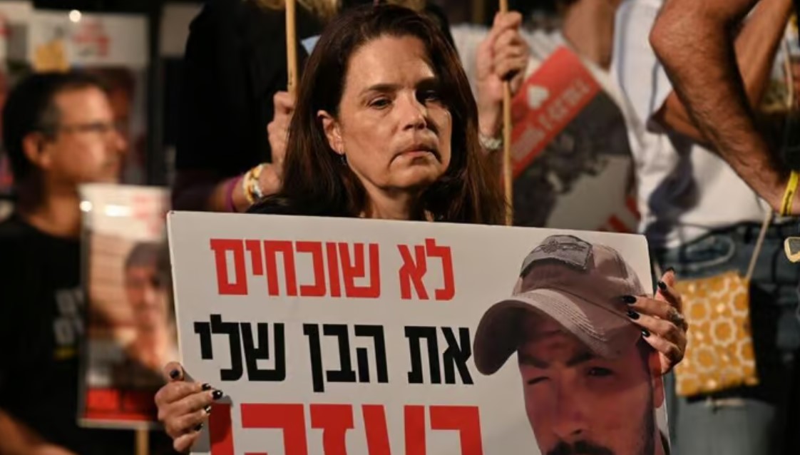 חגית חן בכיכר החטופים (צילום: פאולינה פטימר)