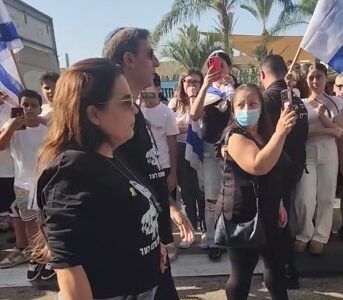 אלפים הגיעו ללוות את סמ"ר איתי חן, בוגר אורט גוטמן, בדרכו האחרונה, שחלפה על פני נק' חשובות בחייו